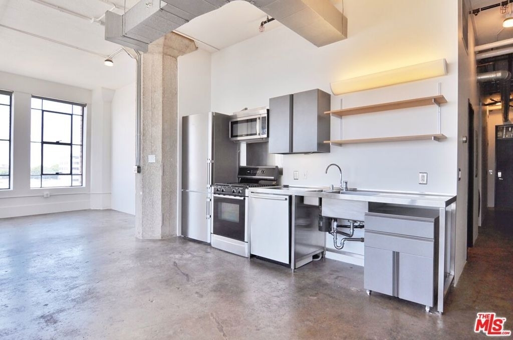 315 E 8th Street - Photo 9