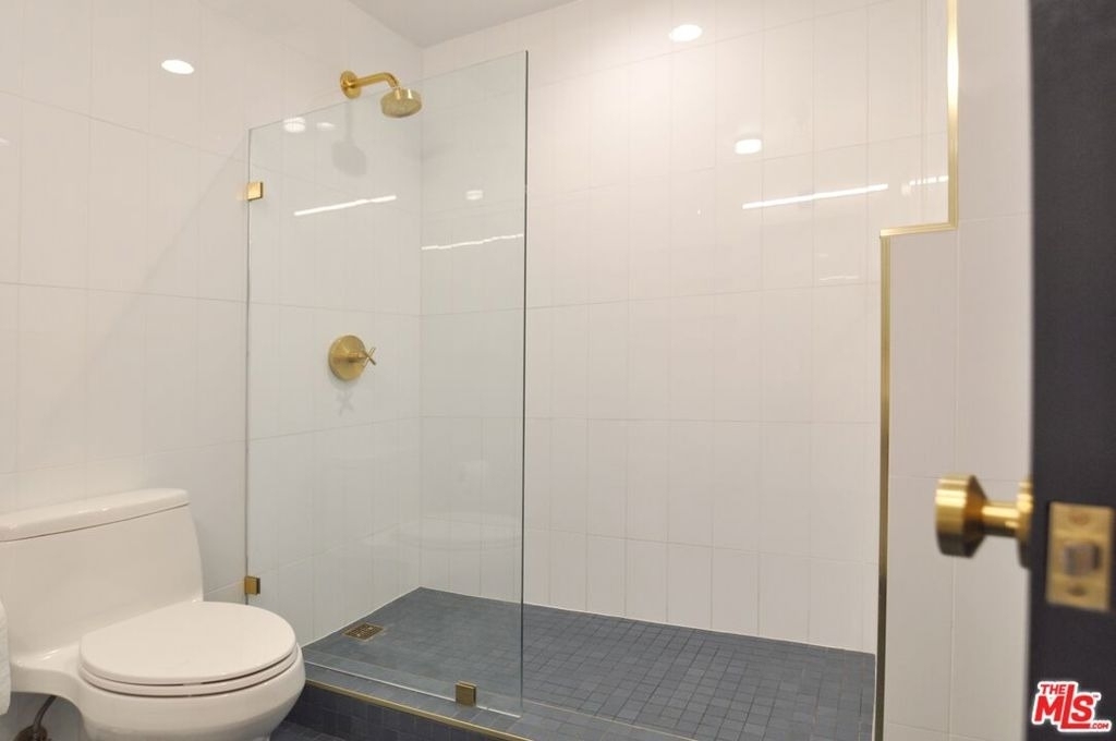 315 E 8th Street - Photo 14