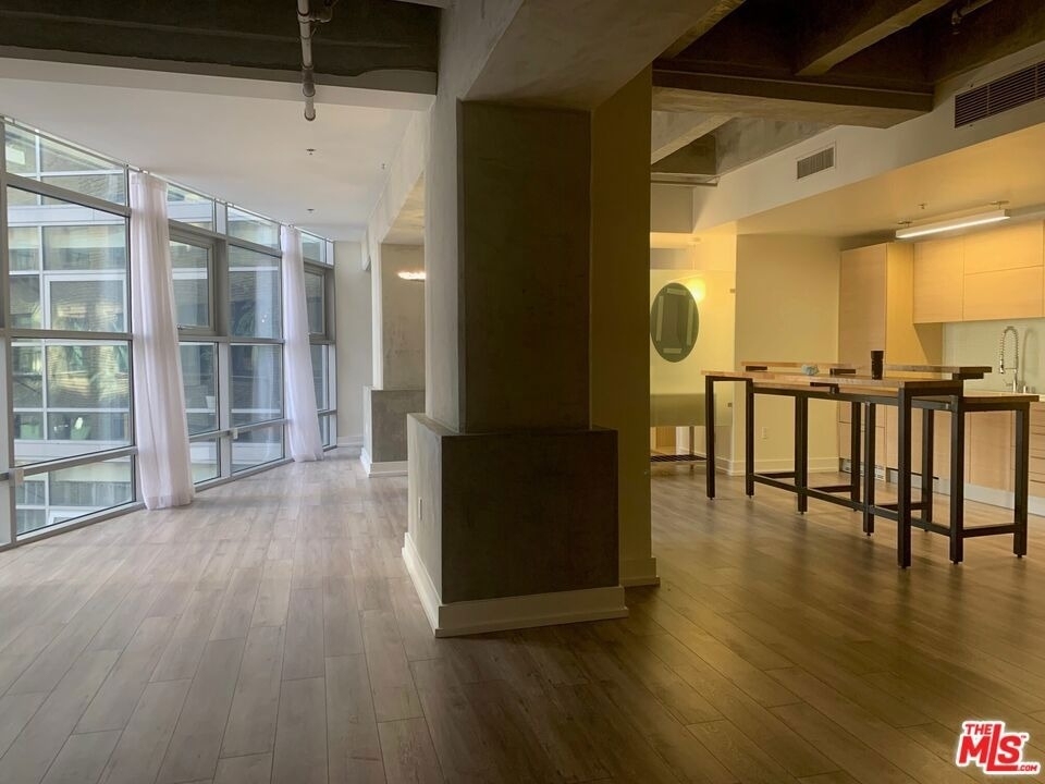 727 W 7th Street - Photo 2