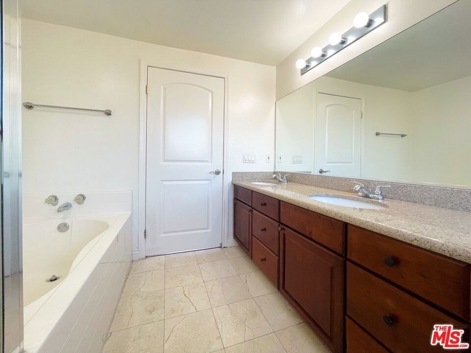 429 S St Andrews Pl - Photo 10
