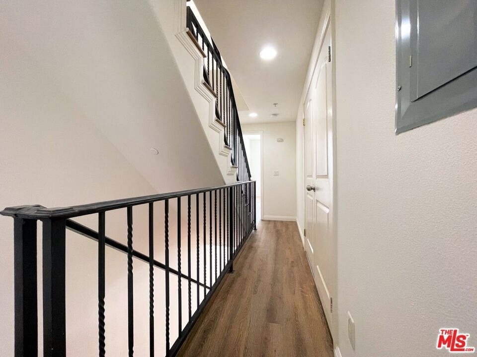 429 S St Andrews Pl - Photo 2