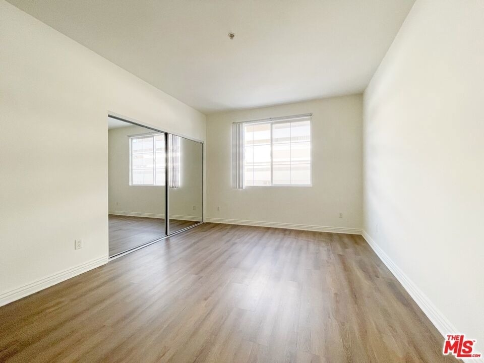 429 S St Andrews Pl - Photo 4