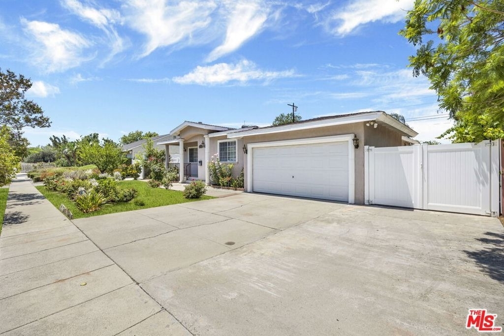 10109 Gloria Avenue - Photo 1
