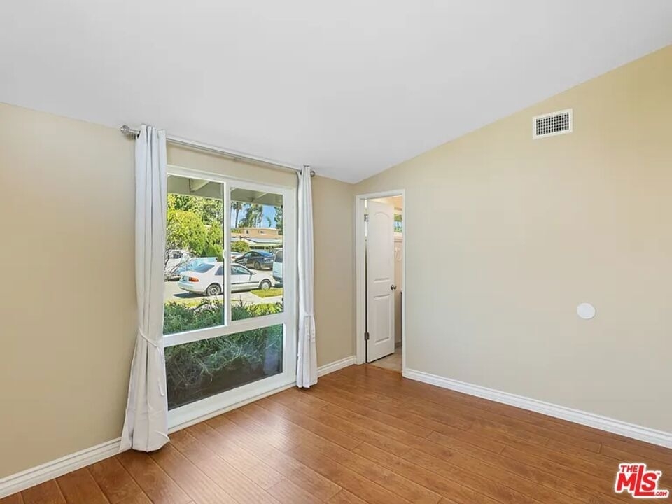 526 N Emerald Drive - Photo 9