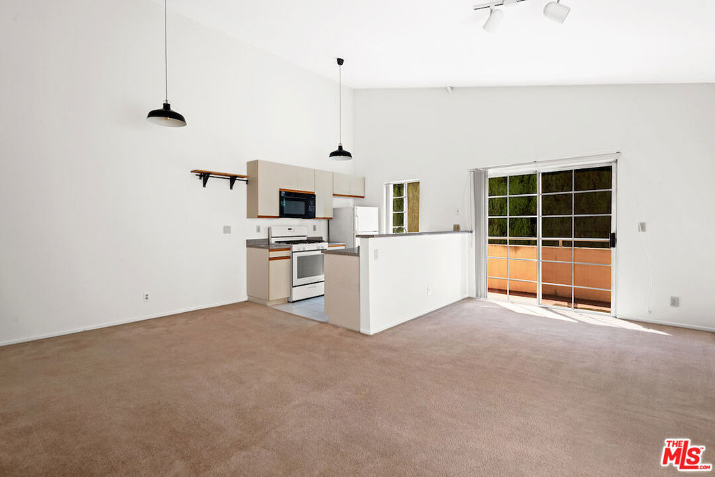 607 N Rossmore Avenue - Photo 2
