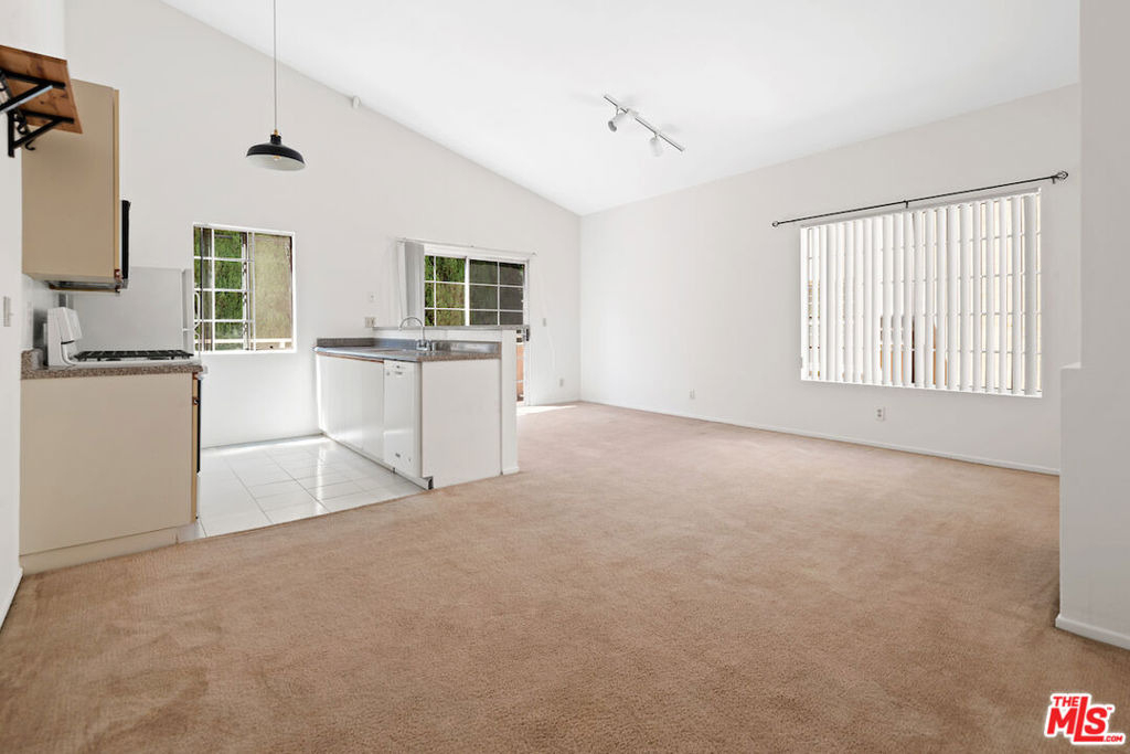 607 N Rossmore Avenue - Photo 1