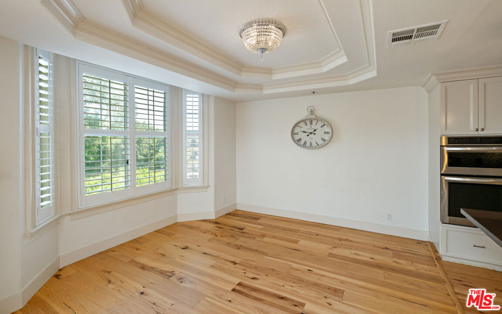 575 S Barrington Avenue - Photo 8