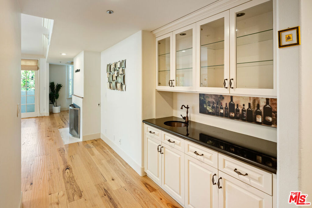 575 S Barrington Avenue - Photo 4