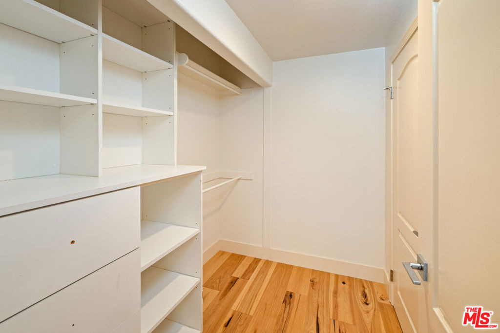 575 S Barrington Avenue - Photo 16