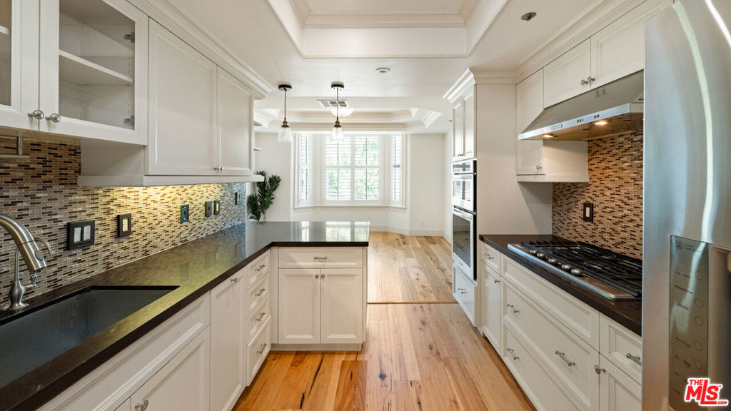 575 S Barrington Avenue - Photo 12