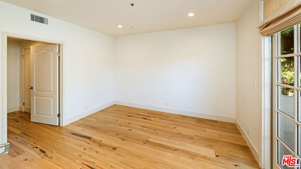 575 S Barrington Avenue - Photo 15