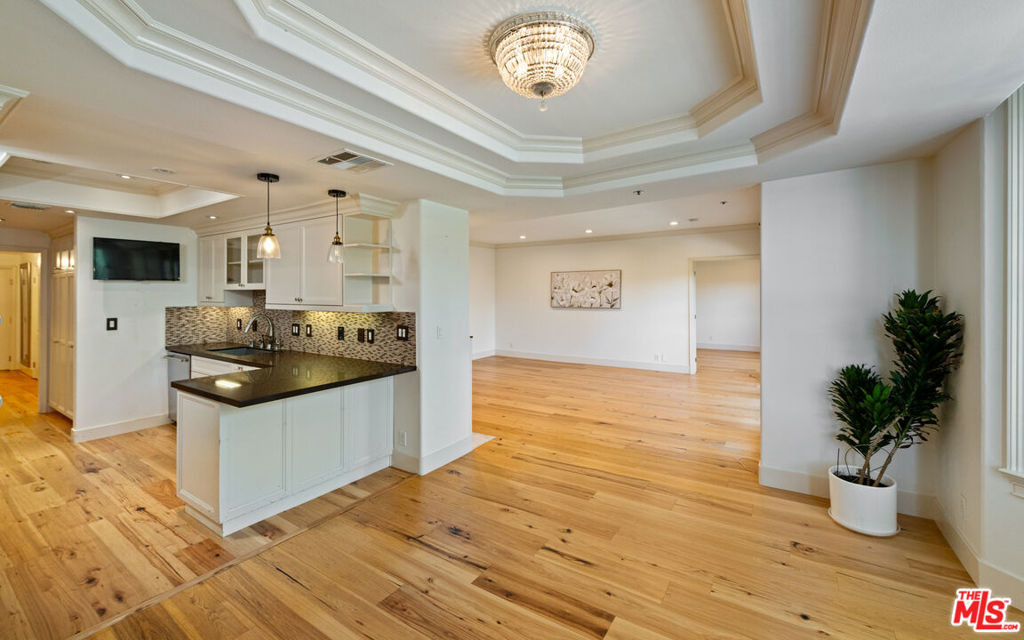 575 S Barrington Avenue - Photo 9