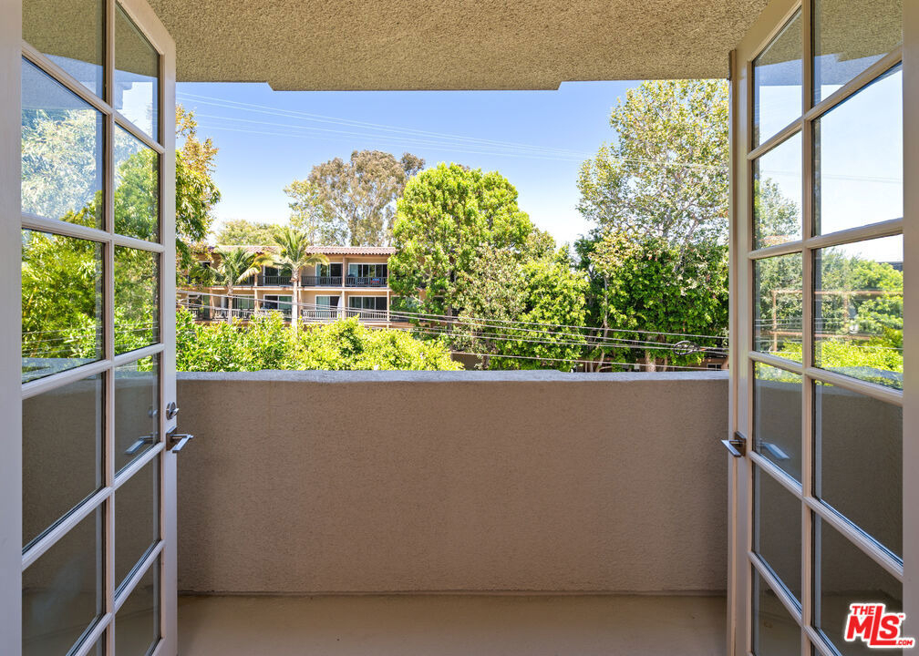 575 S Barrington Avenue - Photo 6