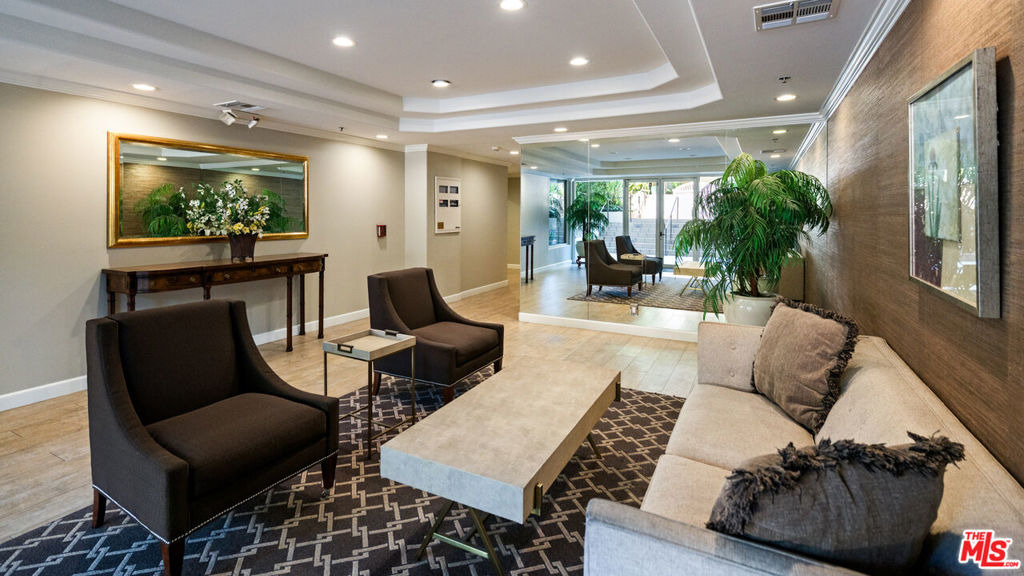 575 S Barrington Avenue - Photo 34