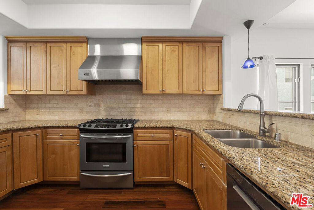 744 N Alfred Street - Photo 11