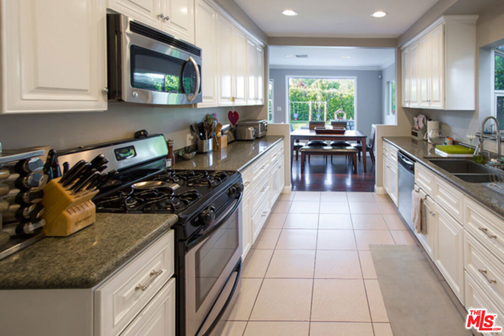 12419 Sarah Street - Photo 8