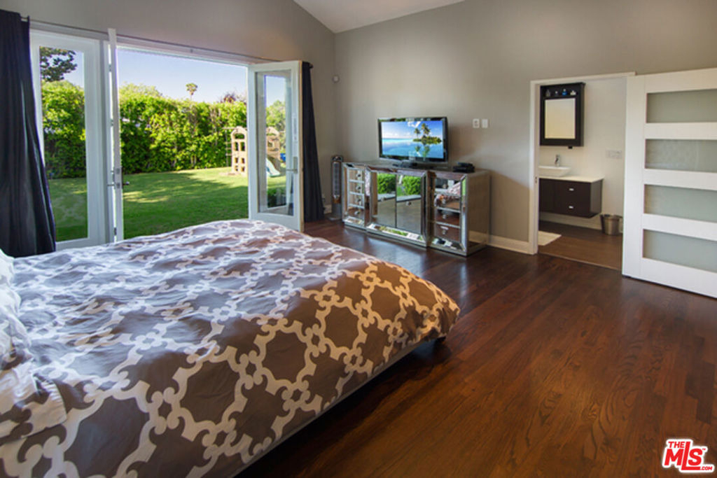 12419 Sarah Street - Photo 13