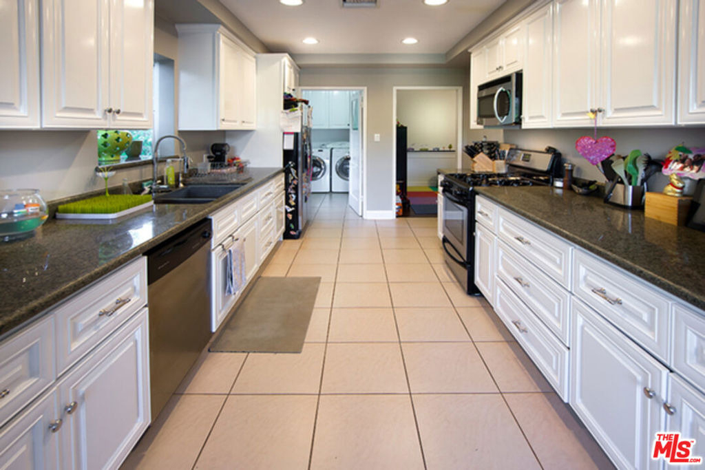 12419 Sarah Street - Photo 7
