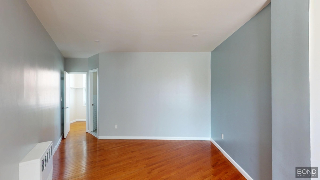 Riverdale Avenue - Photo 2