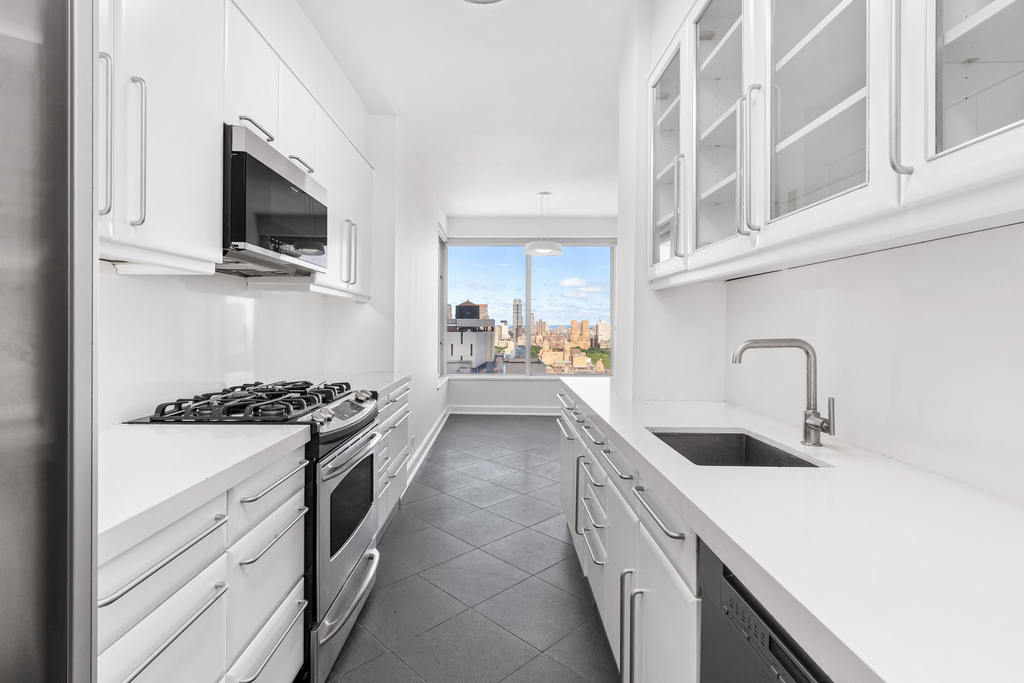 200 E 69th St - Photo 2