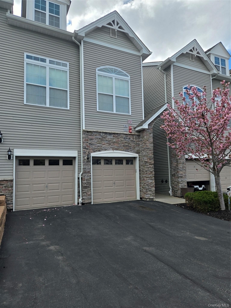 913 Hawthorn Way - Photo 0