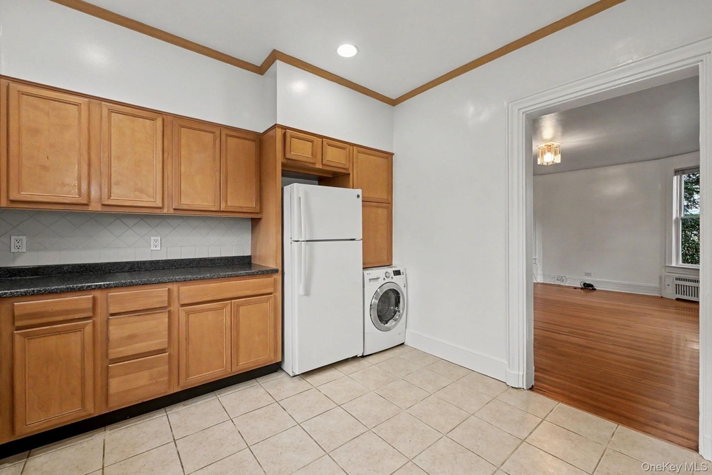 242 Mayflower Avenue - Photo 3