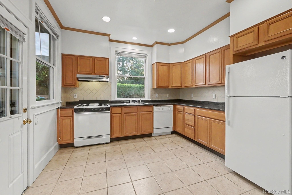 242 Mayflower Avenue - Photo 2