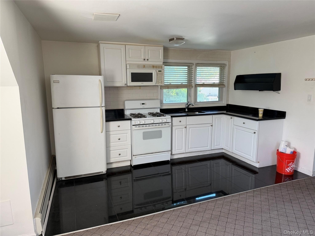 260 Toronto Avenue - Photo 1
