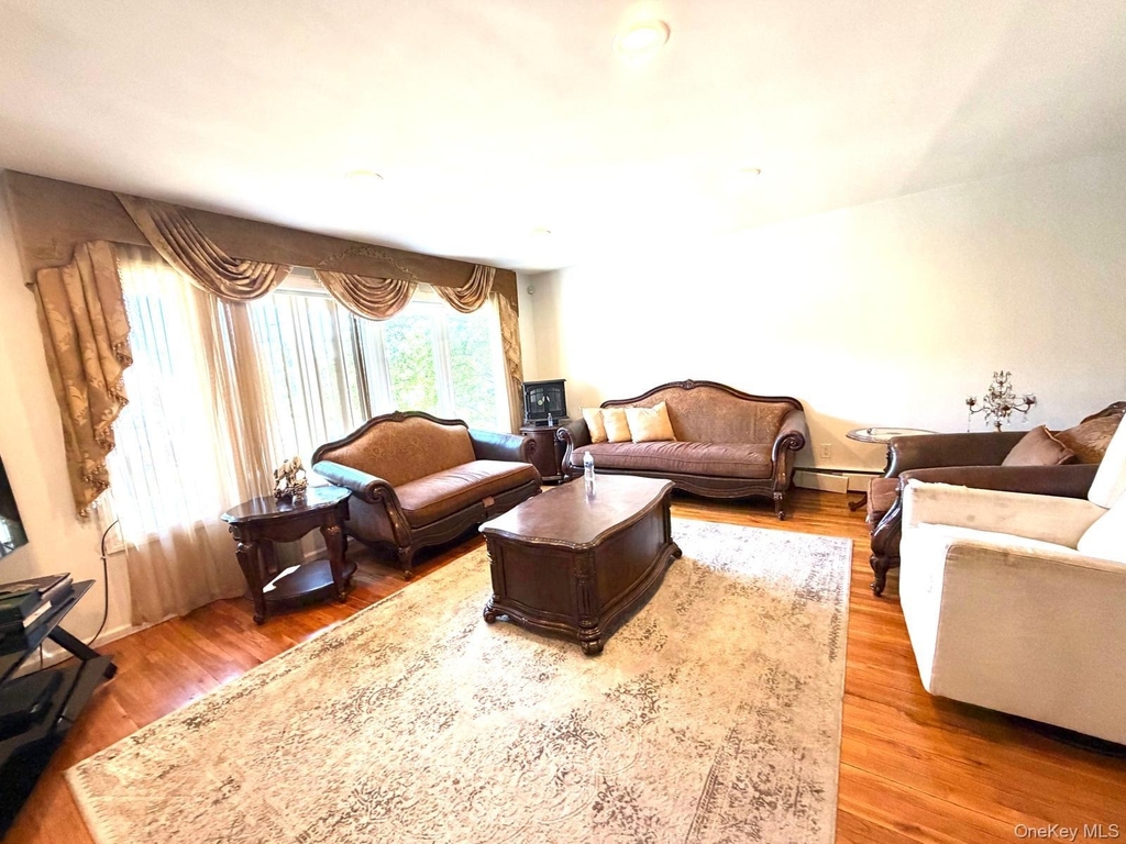 906 Park Court - Photo 1