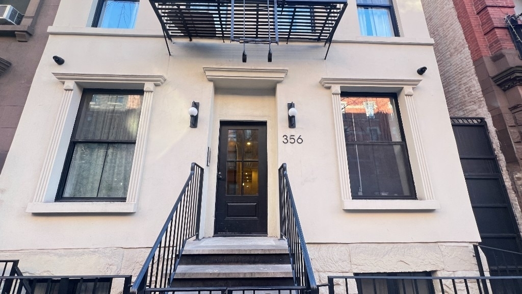 356 W 48th Street - Photo 2