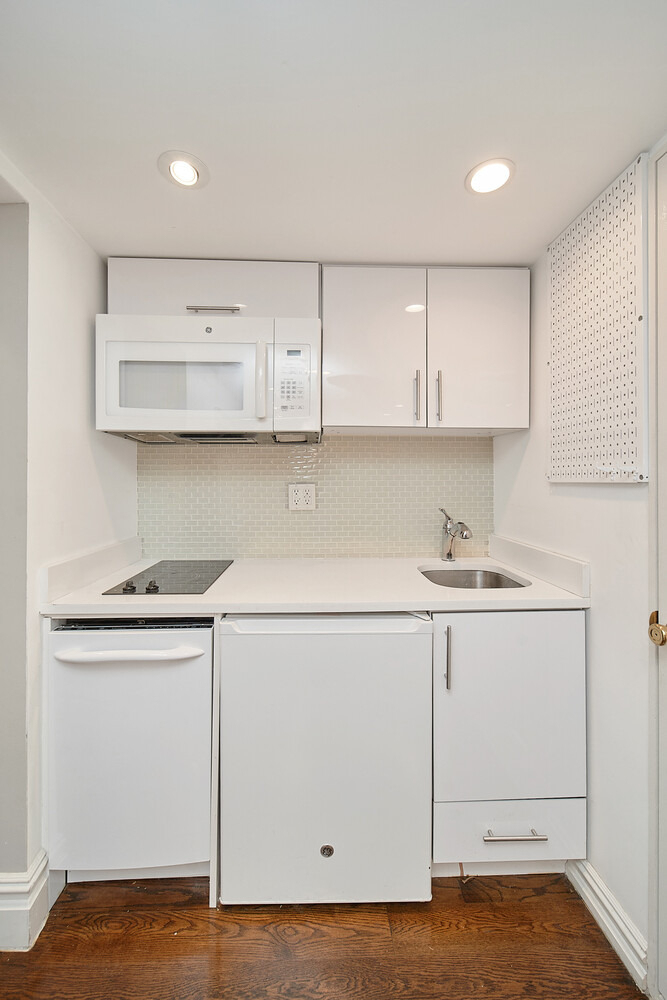 226 W 13th Street - Photo 3