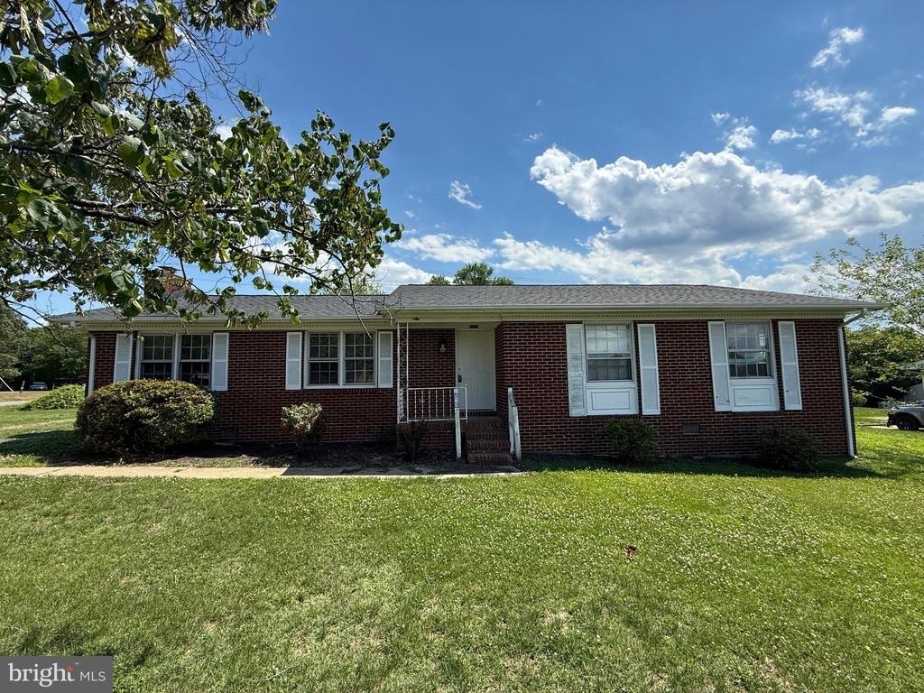 1804 Sherwood Drive - Photo 1