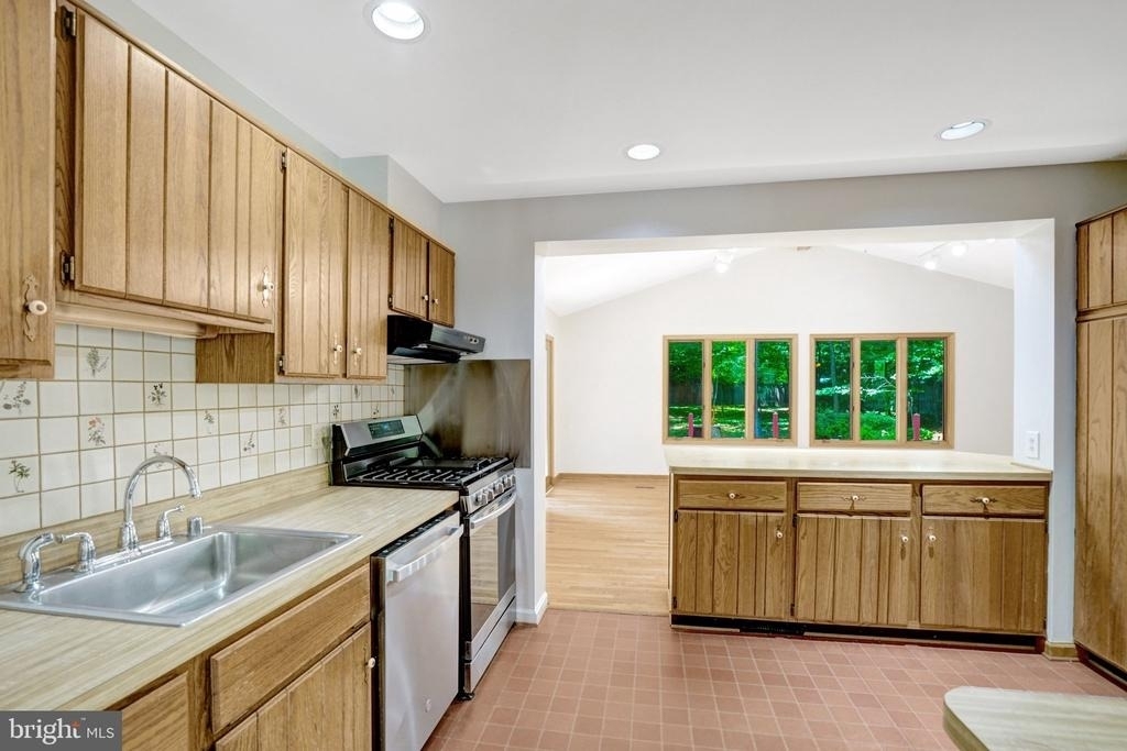 8236 Governors Court - Photo 12