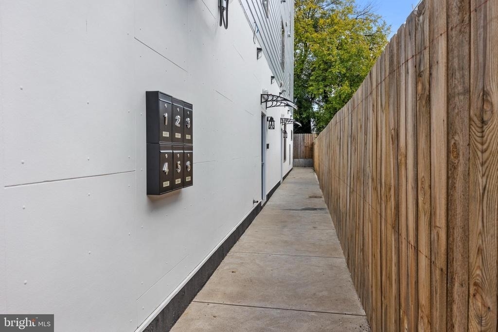 342 W Queen Lane - Photo 3