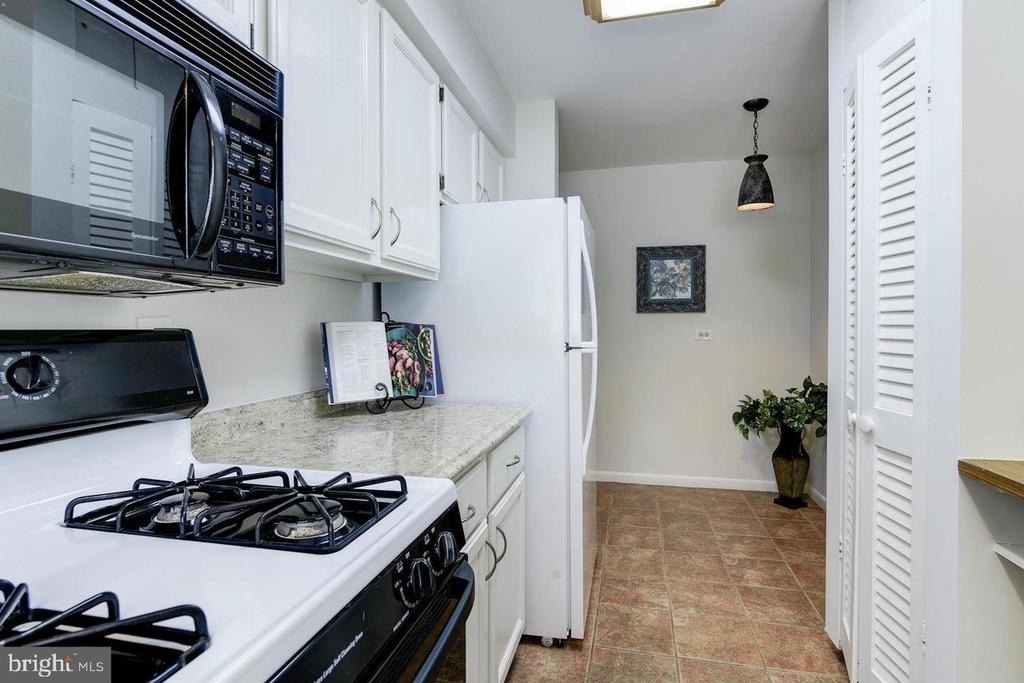 10667 Montrose Avenue - Photo 9