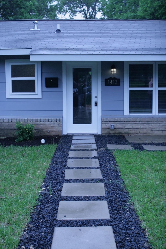 1413 Broadmoor Dr - Photo 0
