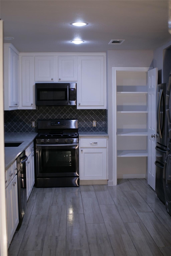 1413 Broadmoor Dr - Photo 3