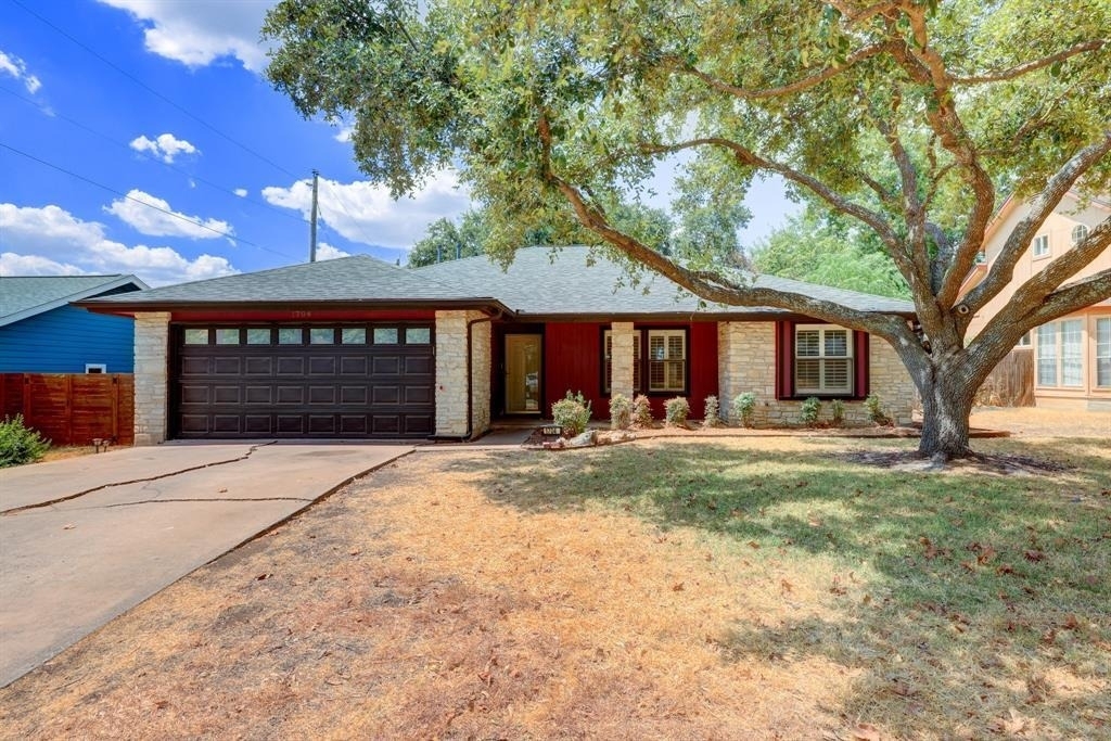 1704 Foxfire Dr - Photo 1