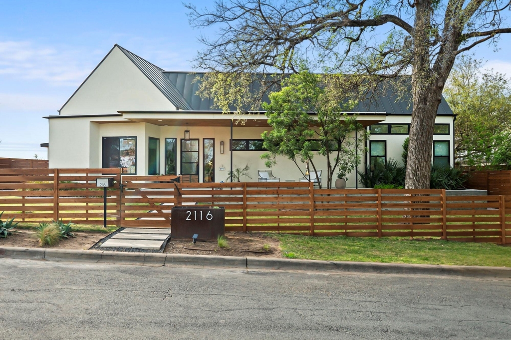 2116 Kenwood Ave - Photo 1