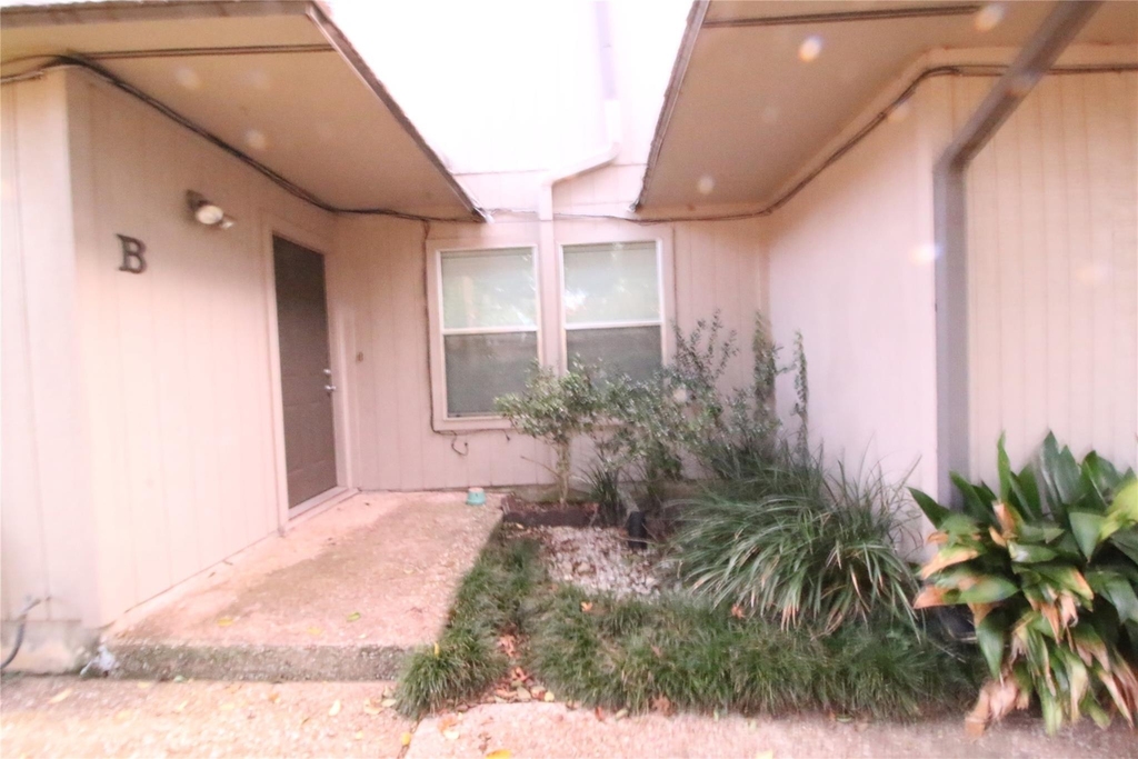 703 Castle Ridge Rd - Photo 0