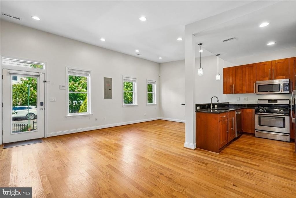 1339 C Street Ne - Photo 4