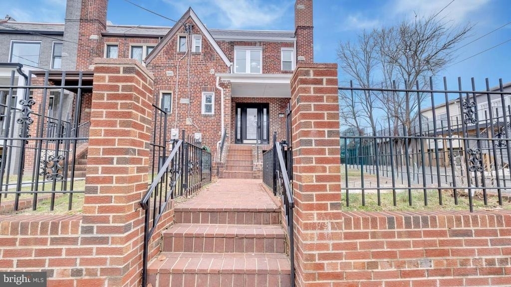 413 Ingraham Street Nw - Photo 0