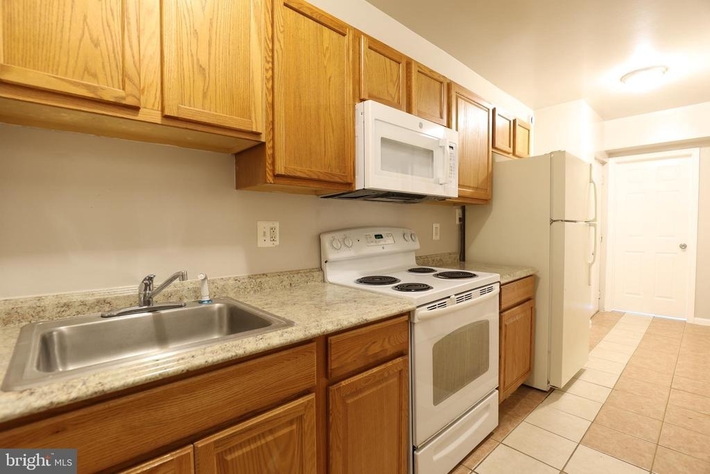 1633 E Street Ne - Photo 2