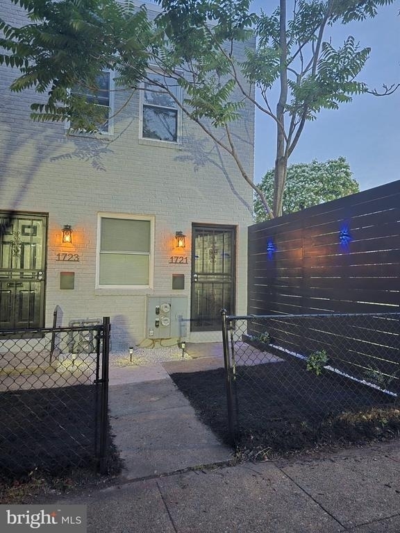 1721 Gales Place Ne - Photo 1