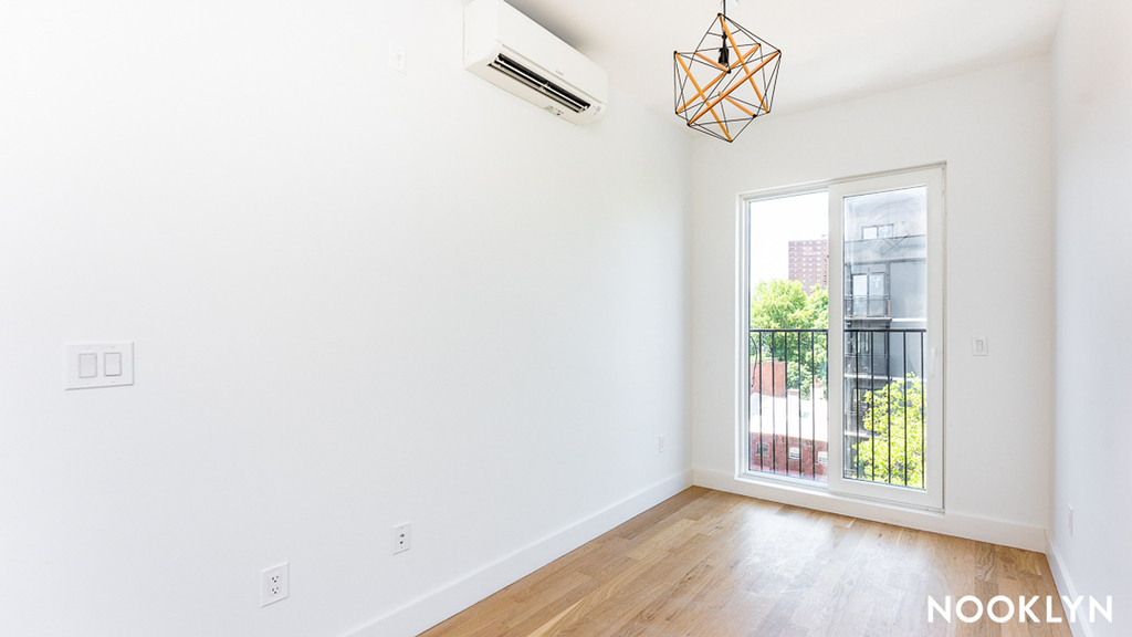 987 Bedford Ave - Photo 4