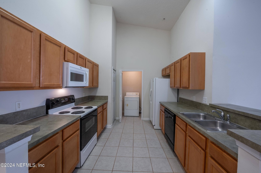 9505 Armelle Way - Photo 8