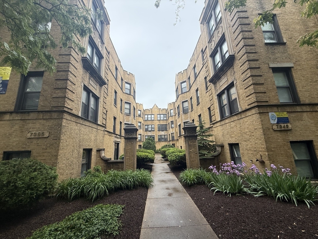 7353 N Damen Avenue - Photo 1