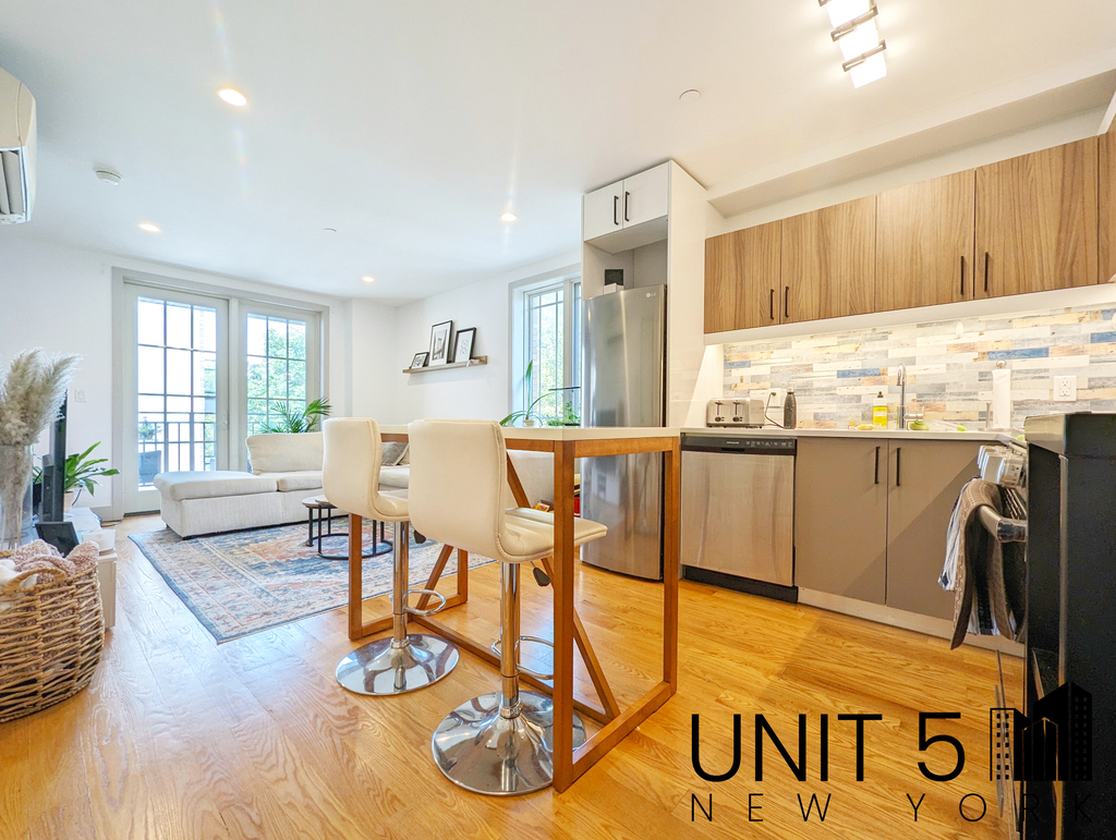 319 Graham Avenue - Photo 0