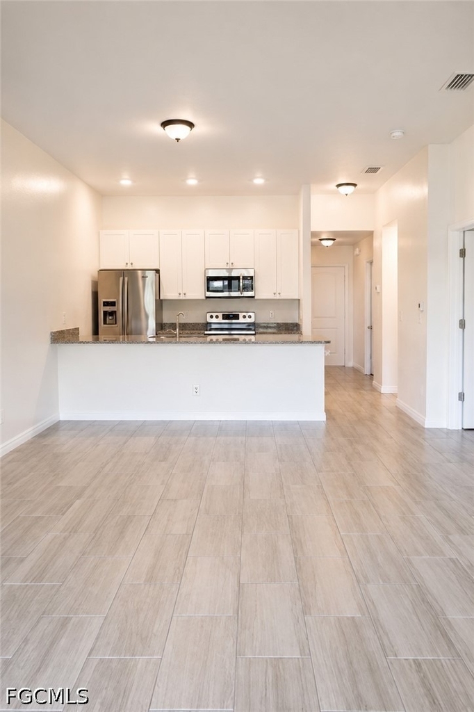 517 Ne 24th Place - Photo 2