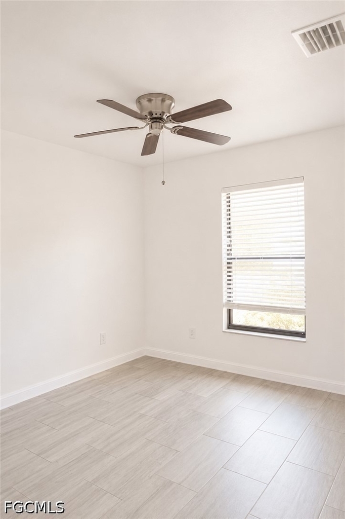 517 Ne 24th Place - Photo 5